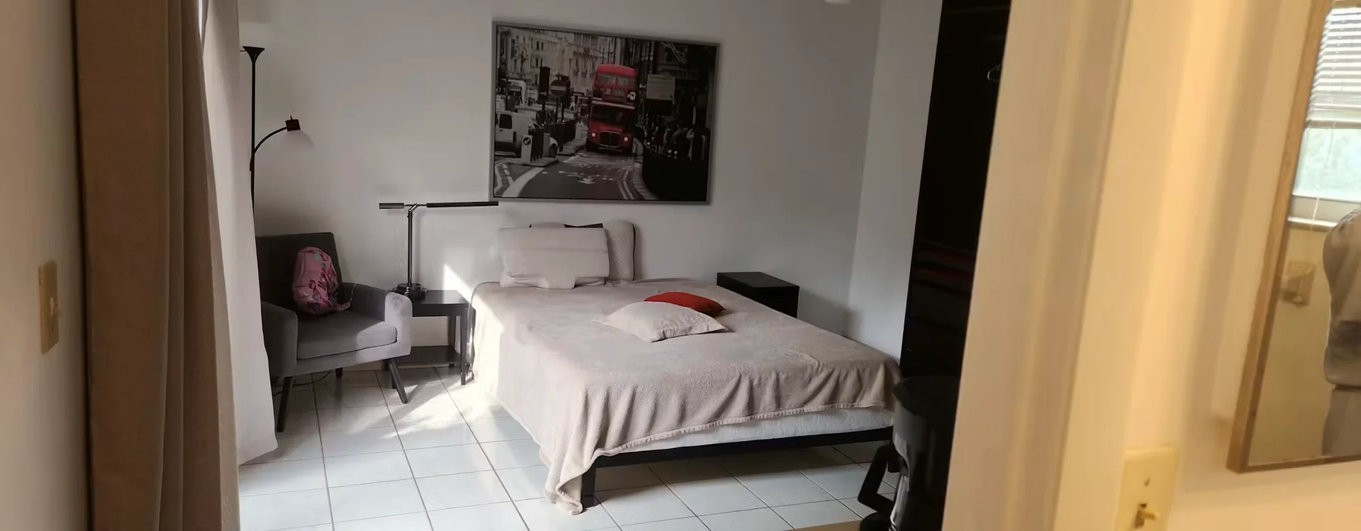 Student-friendly room in  with modern amenities