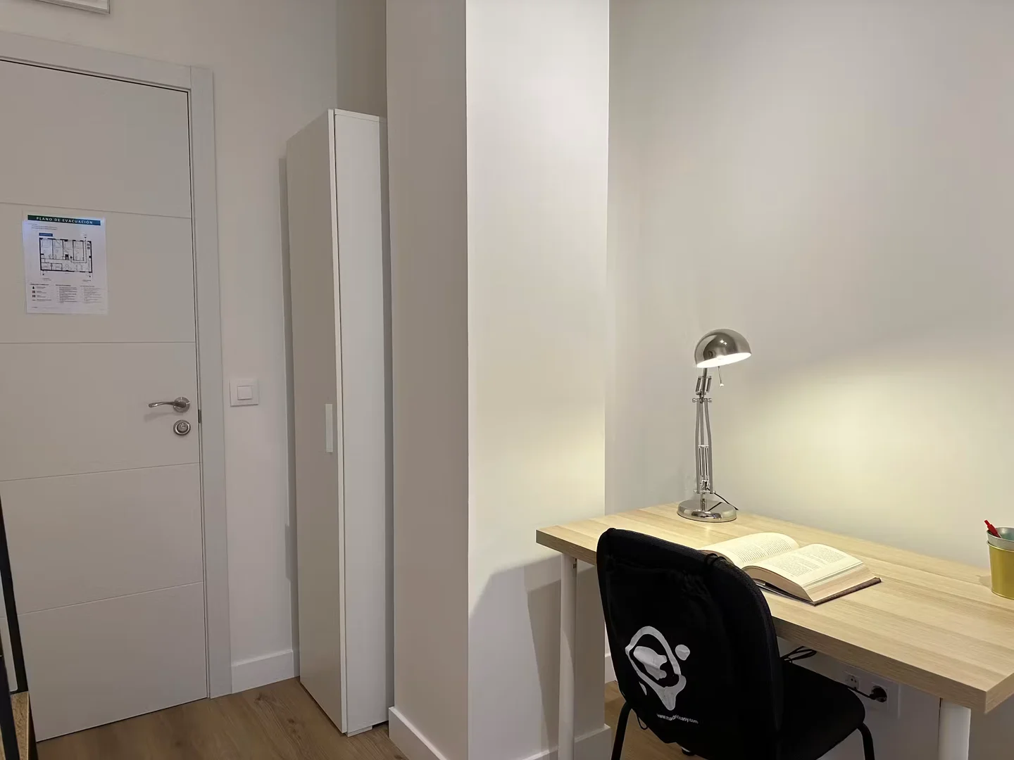 Functional student room perfect for studying in 