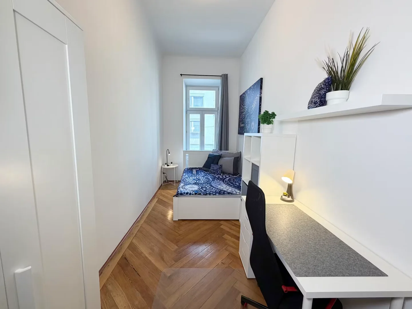 Bright and airy student room with easy university access in 