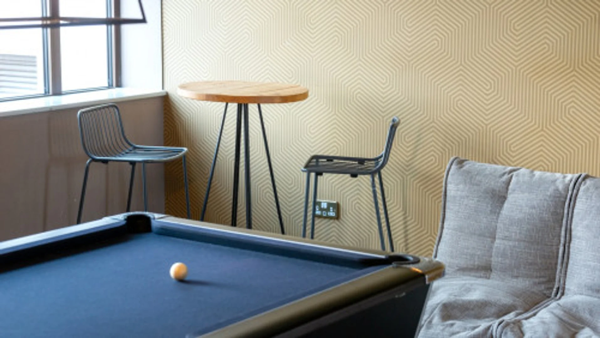 Chambre d'étudiant à  avec espace d'étude et installations communes