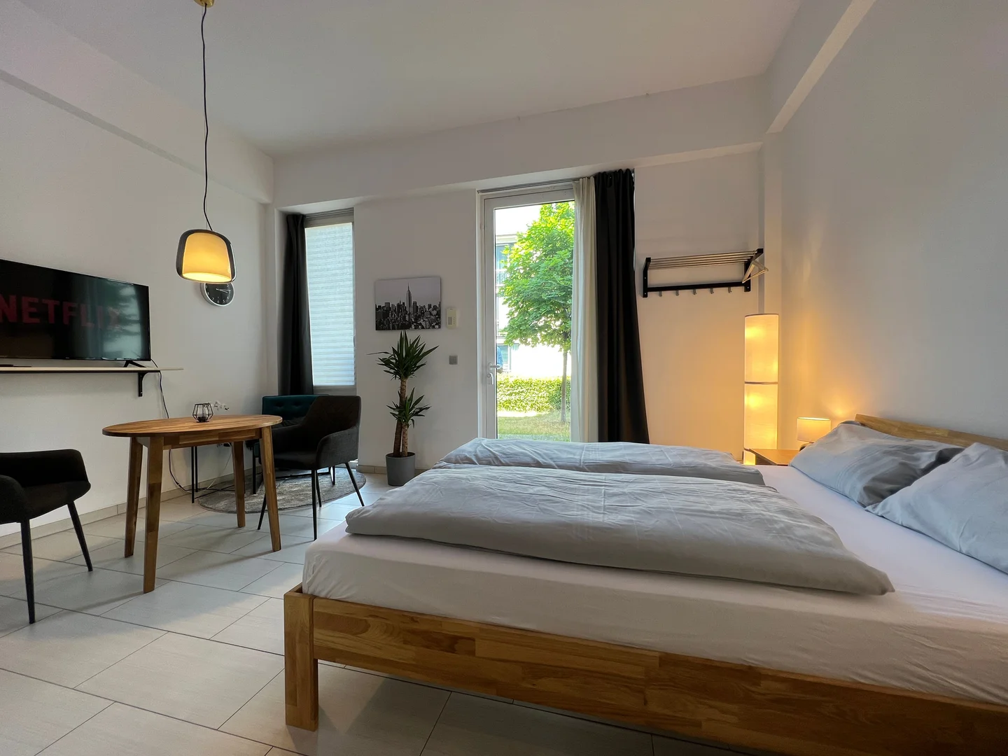 Bright and airy student room with easy university access in 