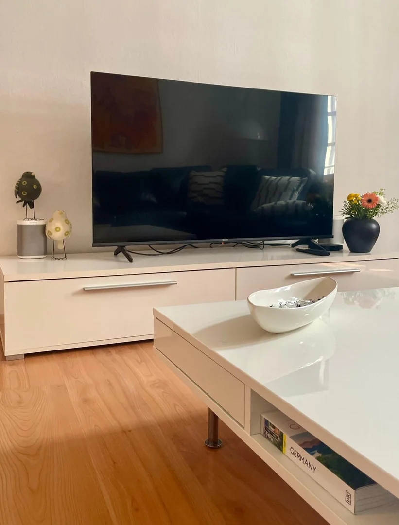 Habitación estudiantil luminosa y aireada con fácil acceso a la universidad en 
