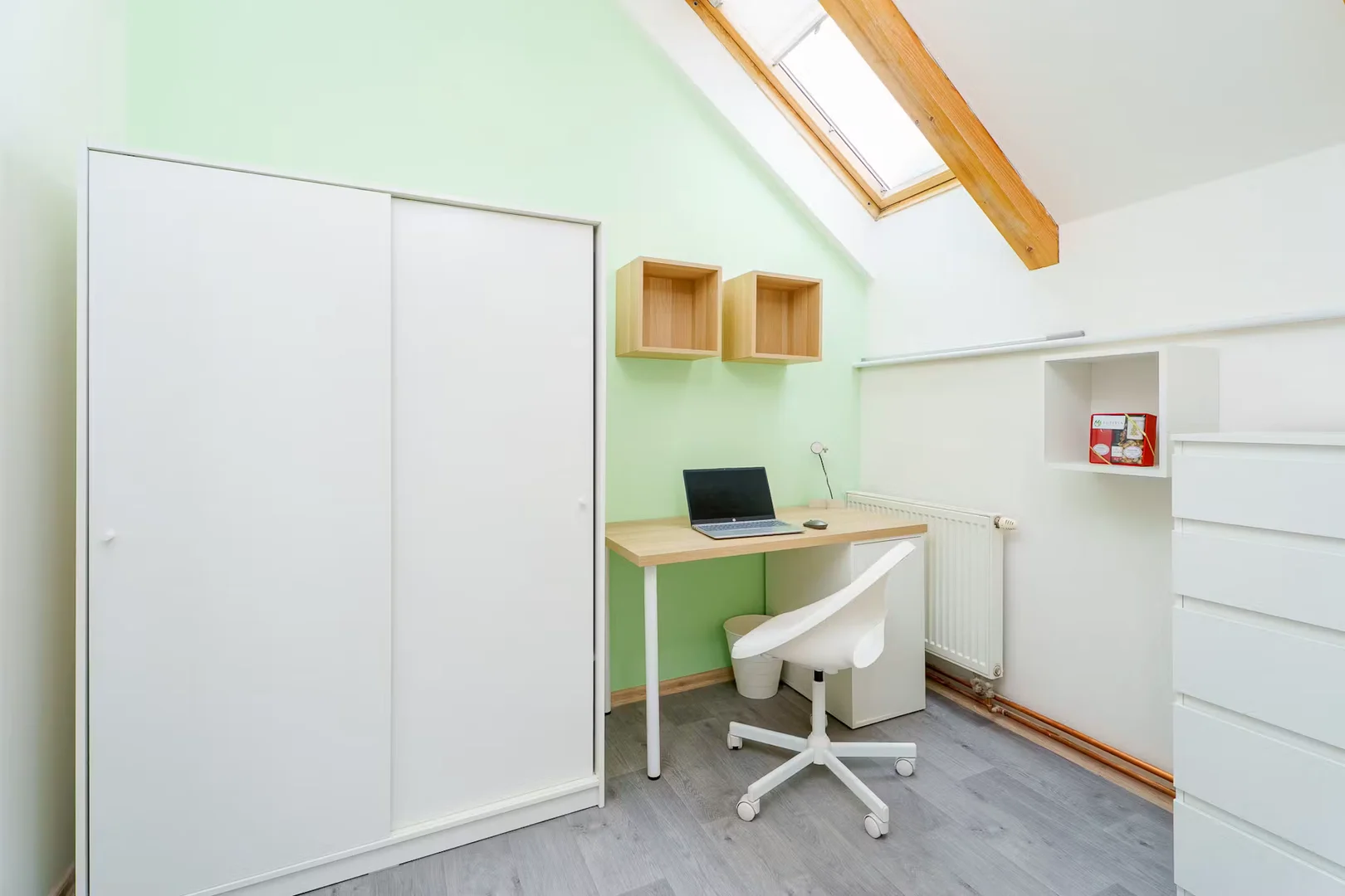 Student-friendly room in with modern amenities