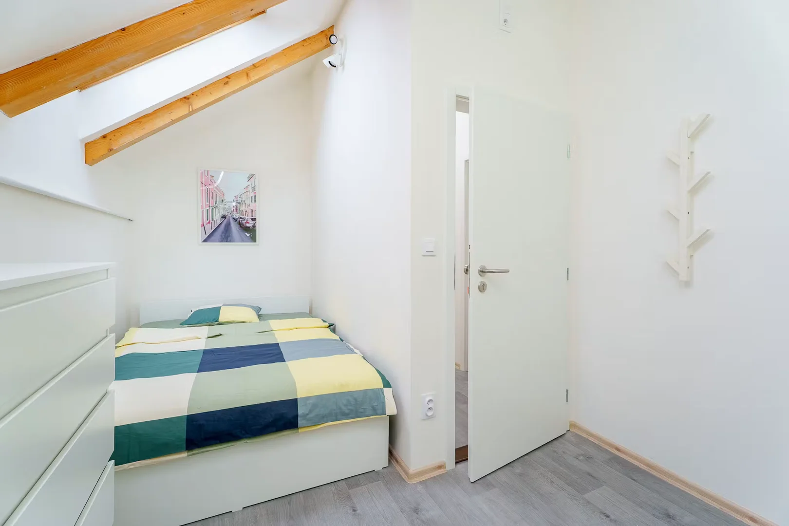Room for rent in student apartment in , fully furnished