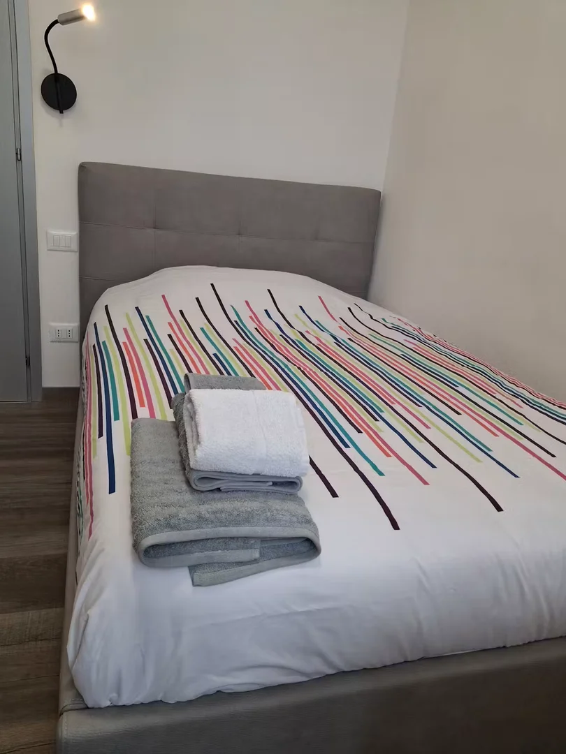 Bright and airy student room with easy university access in 