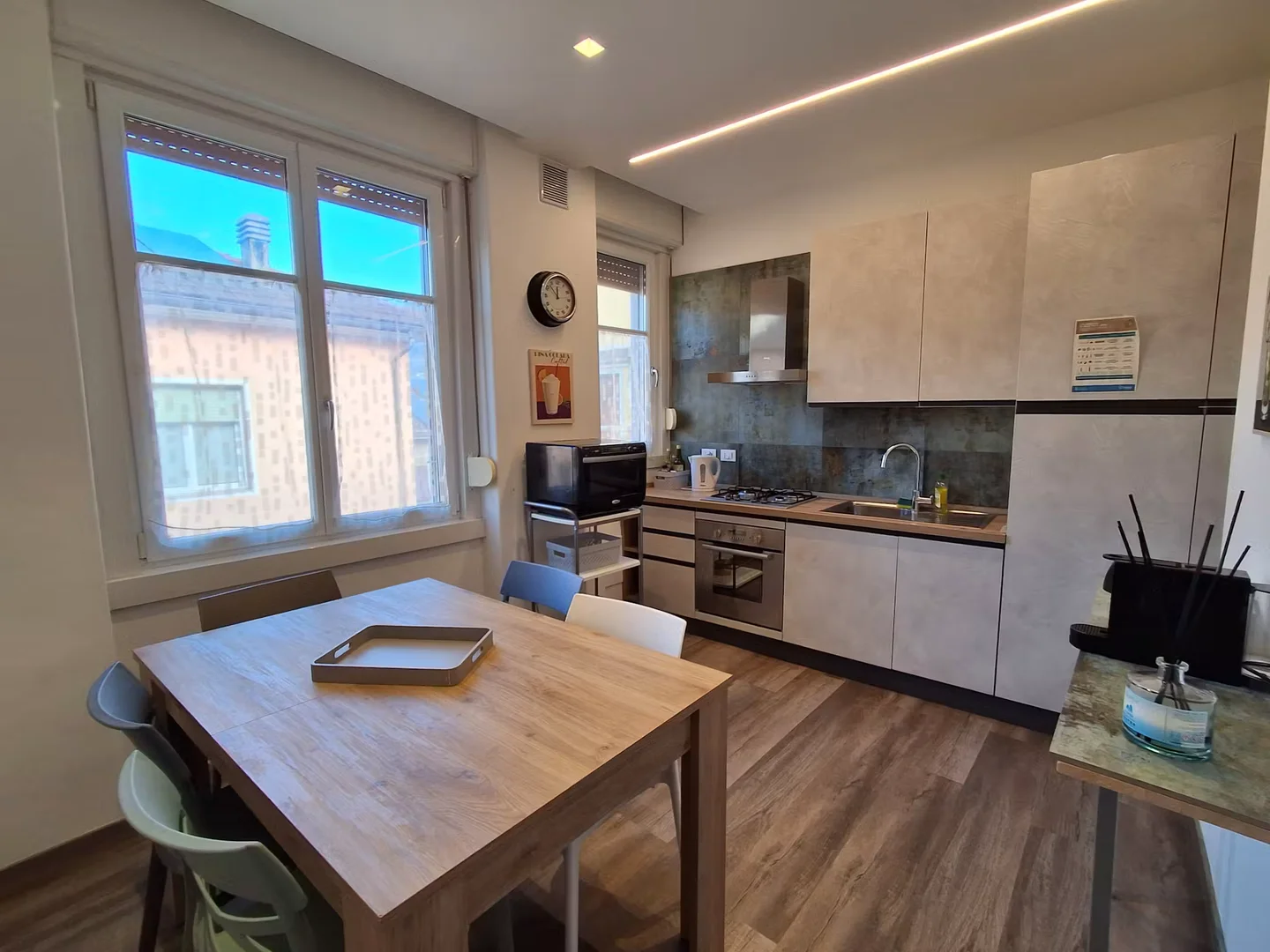 Room for rent in student apartment in , fully furnished
