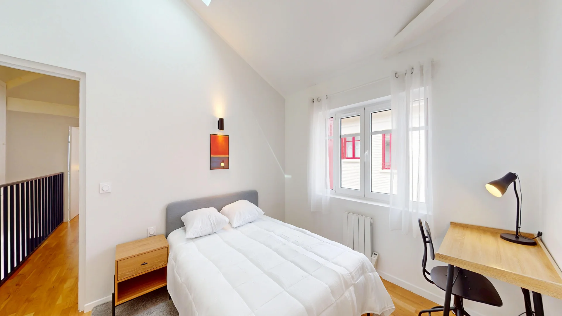 Habitación estudiantil luminosa y aireada con fácil acceso a la universidad en