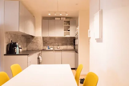 Habitación en alquiler con cama doble {area}