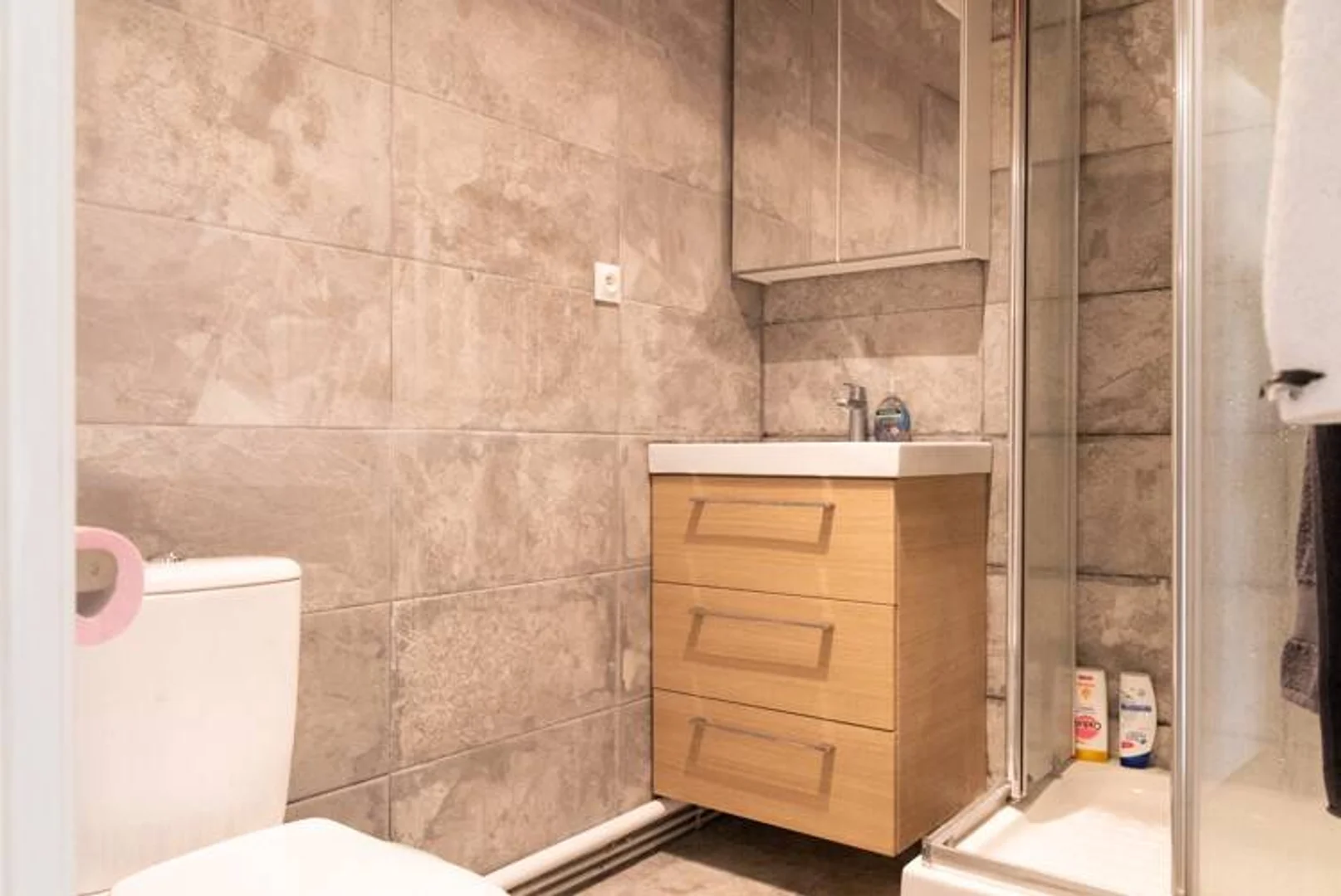 Habitación estudiantil luminosa y aireada con fácil acceso a la universidad en 