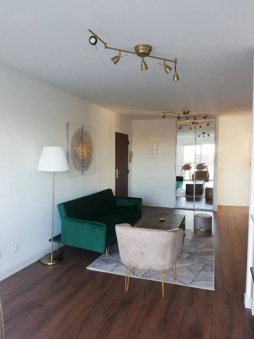 Habitación estudiantil funcional perfecta para estudiar en 