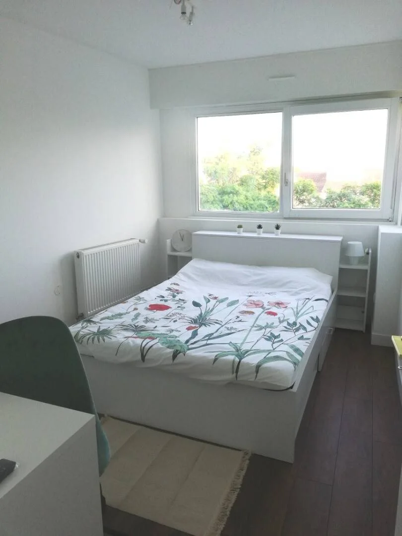 Habitación estudiantil funcional perfecta para estudiar en 