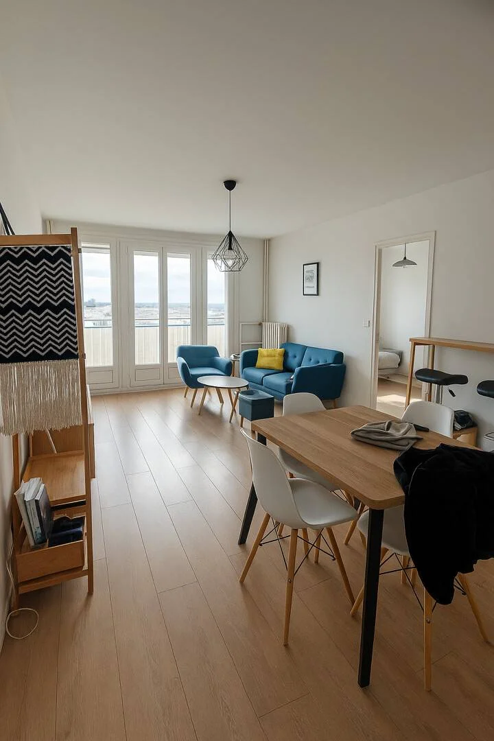 Habitación estudiantil funcional perfecta para estudiar en 