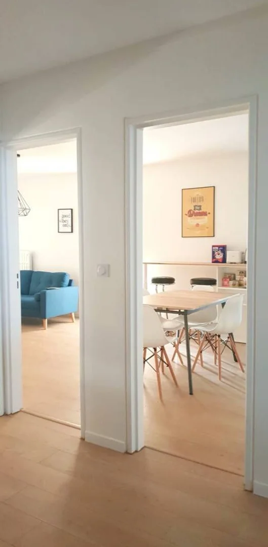 Habitación estudiantil funcional perfecta para estudiar en 