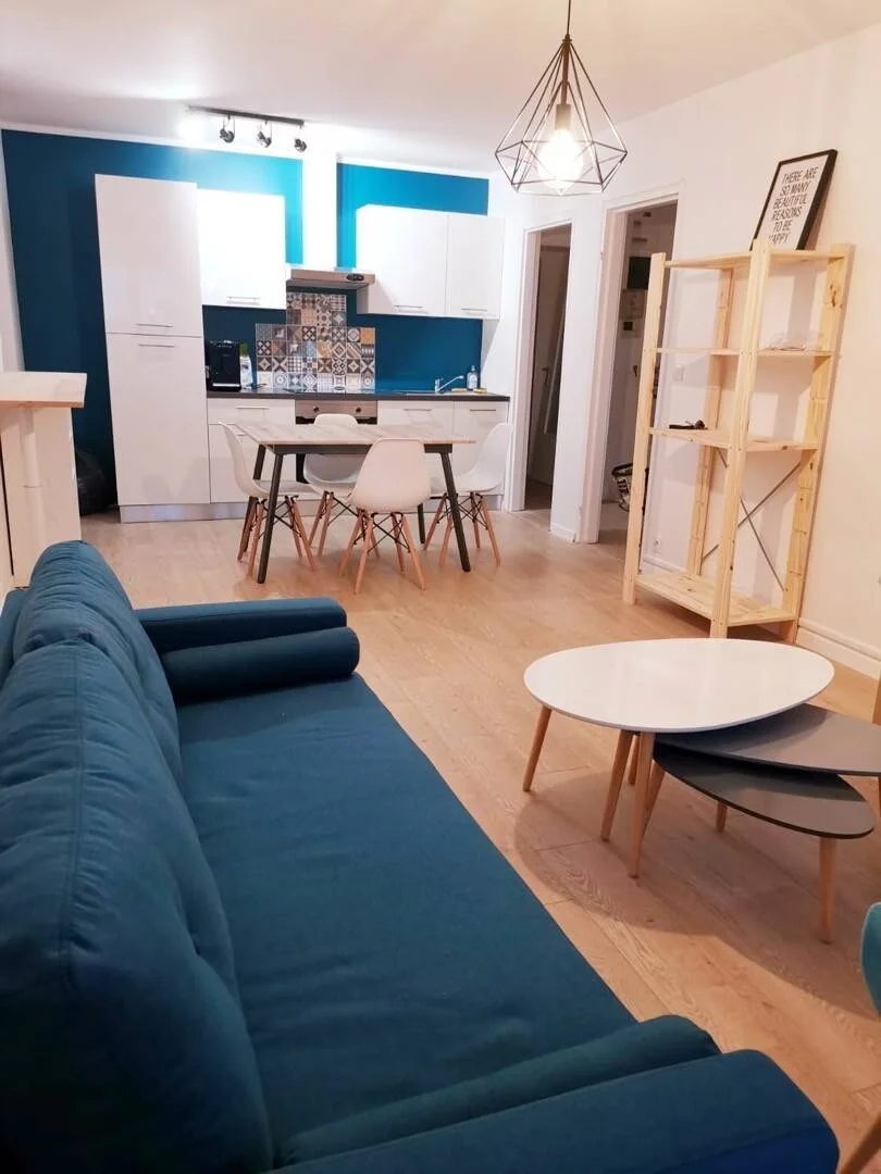 Habitación estudiantil funcional perfecta para estudiar en 
