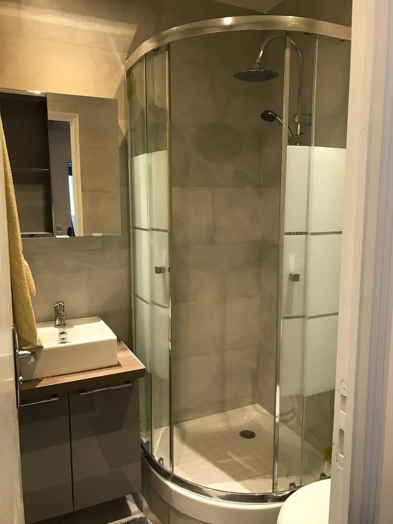 Quarto de estudante em  com área de estudo e instalações partilhadas