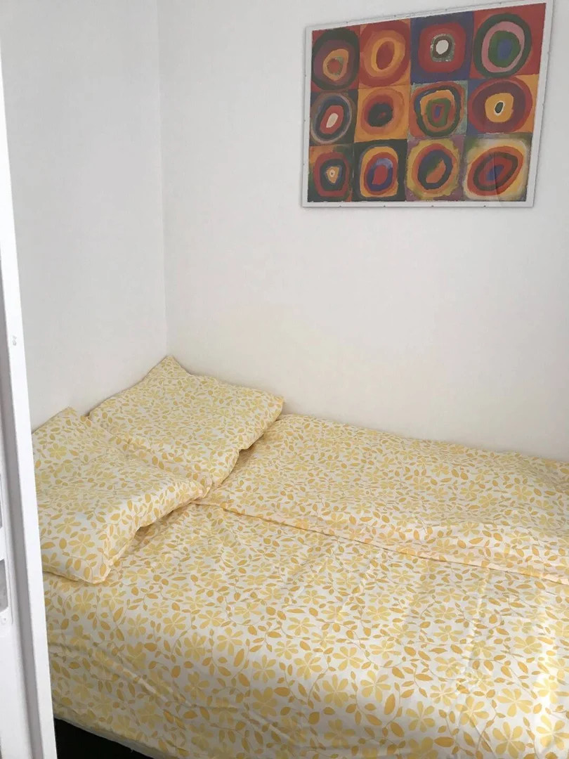 Quarto de estudante em  com área de estudo e instalações partilhadas