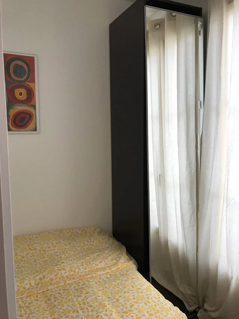 Quarto de estudante em  com área de estudo e instalações partilhadas