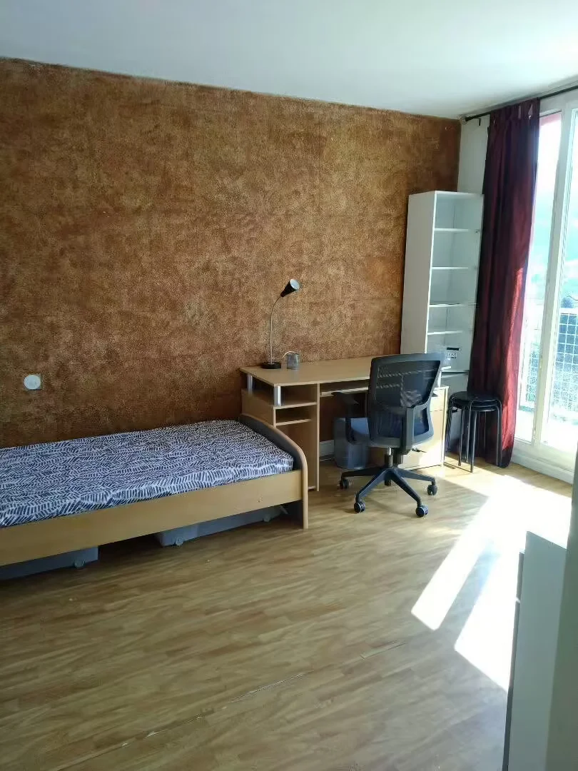 Niedrogi pokój dla studentów z dużym oświetleniem w 
