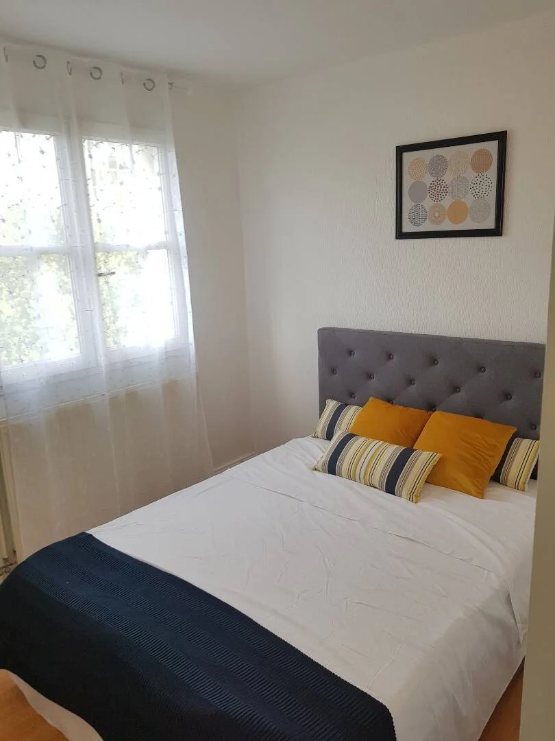 Habitación estudiantil funcional perfecta para estudiar en 