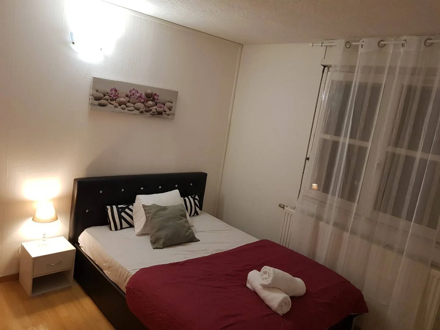 Habitación estudiantil funcional perfecta para estudiar en 