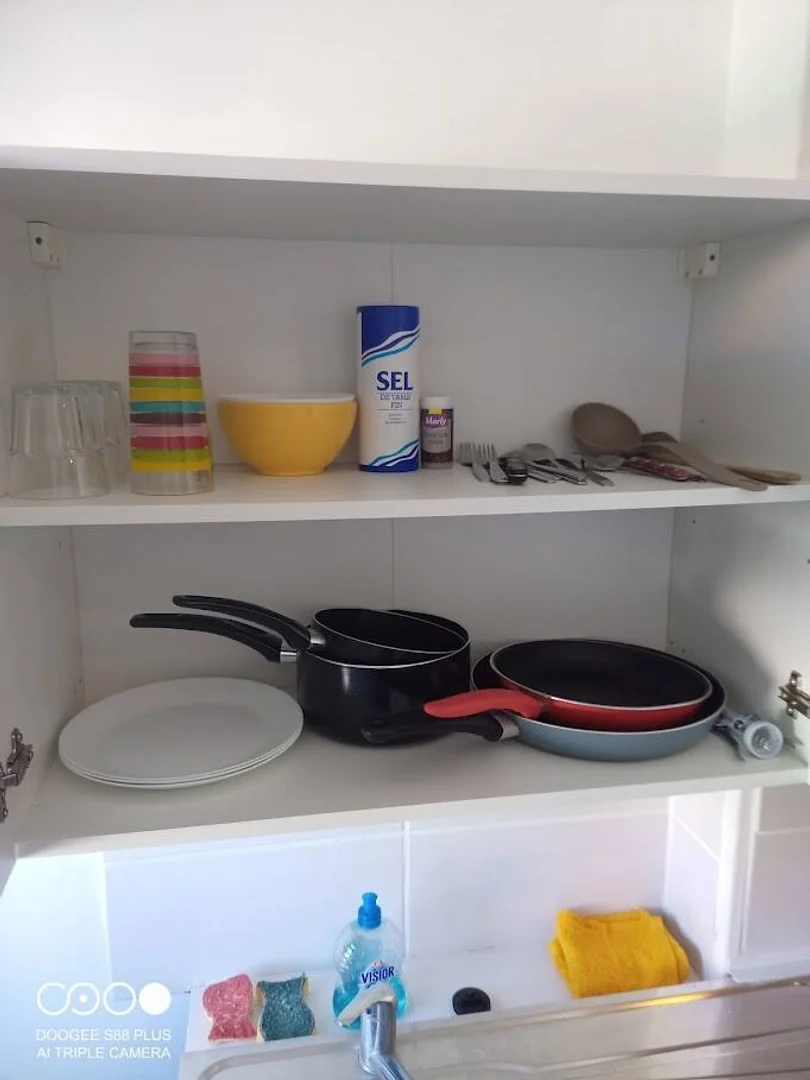 Habitación estudiantil amplia y cómoda en 