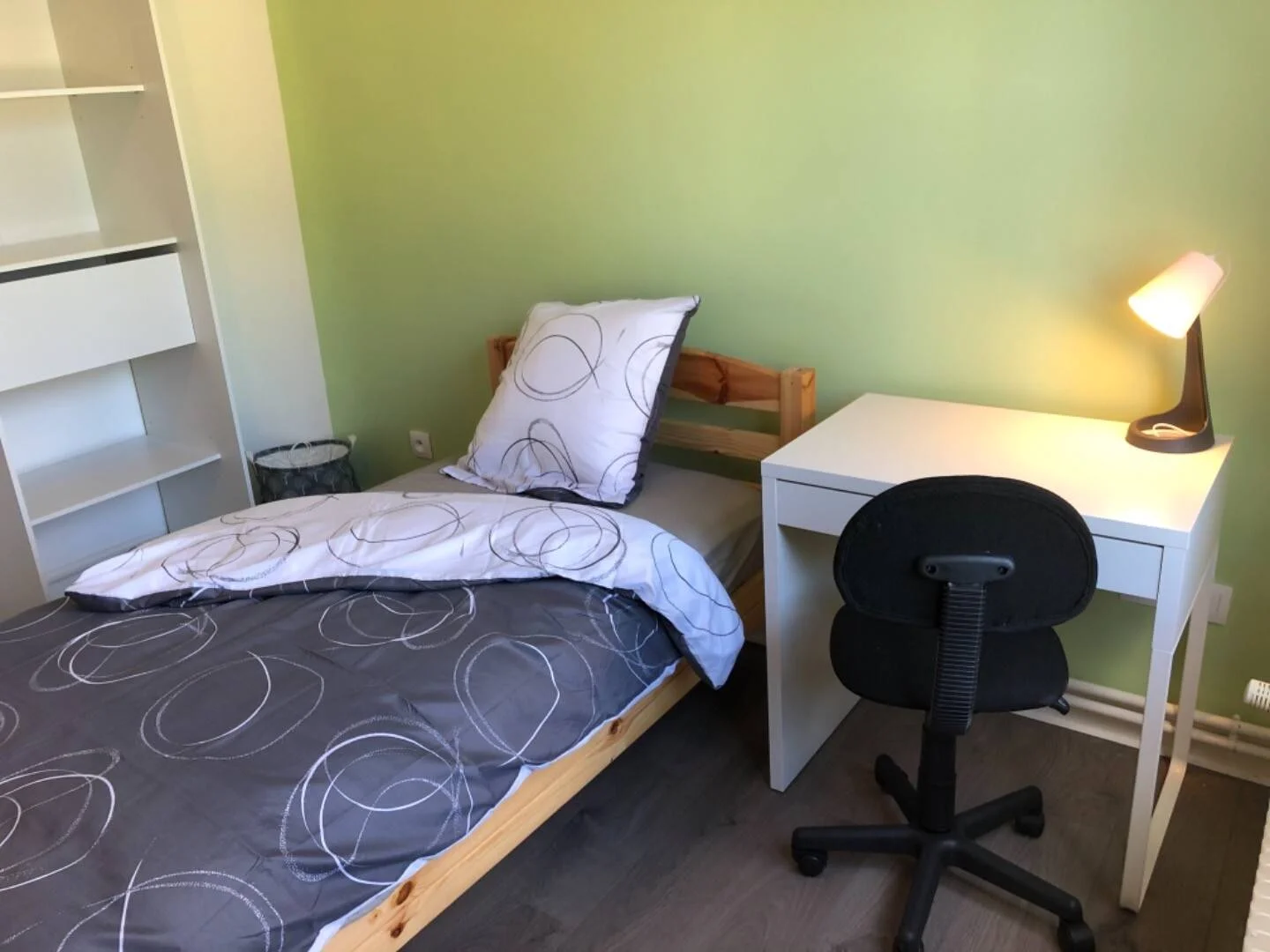 Quarto acessível para estudantes com iluminação ampla em 