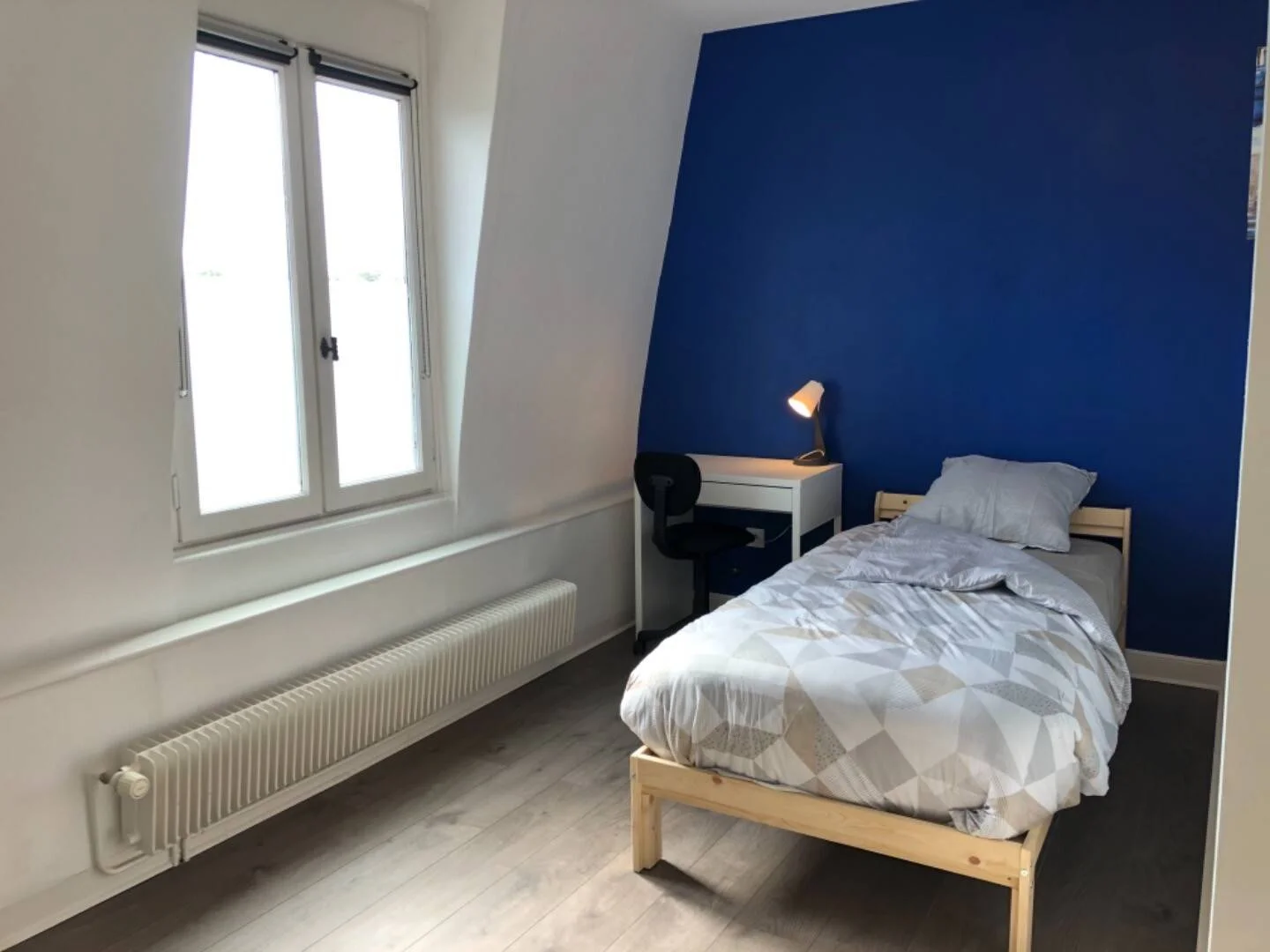 Quarto acessível para estudantes com iluminação ampla em 