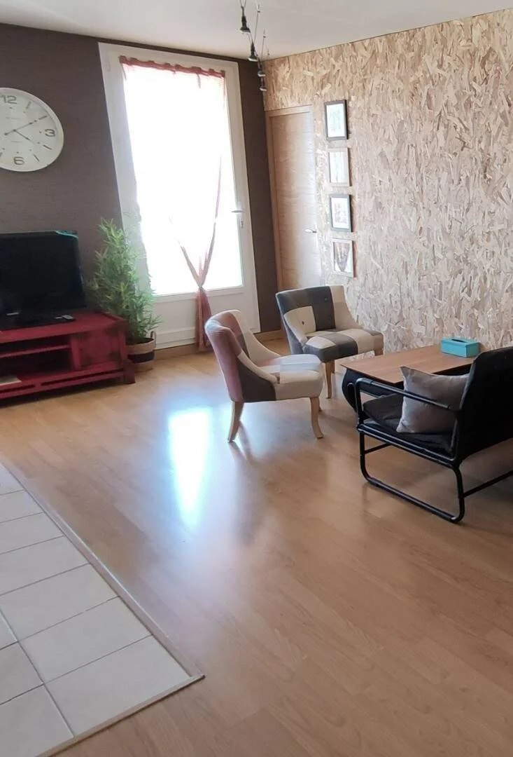 Habitación estudiantil luminosa y aireada con fácil acceso a la universidad en 