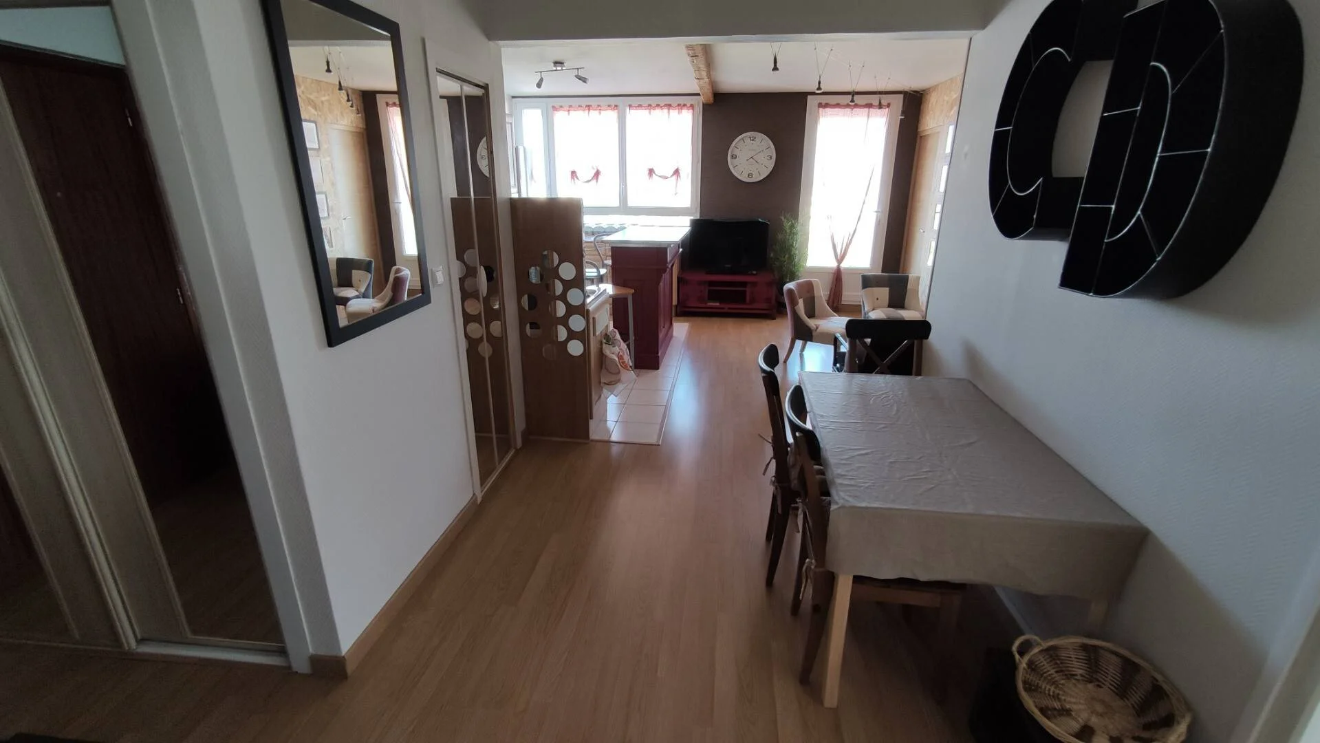 Habitación estudiantil luminosa y aireada con fácil acceso a la universidad en 