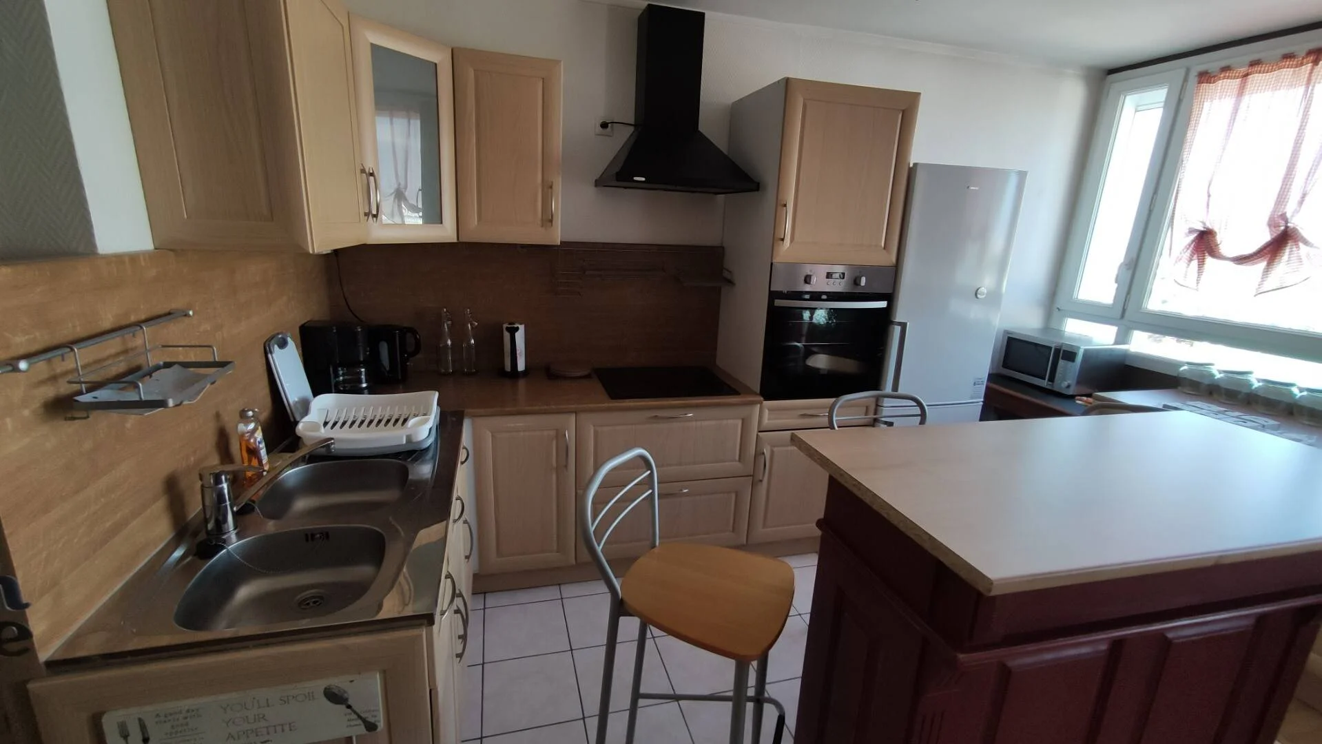 Habitación estudiantil funcional perfecta para estudiar en 