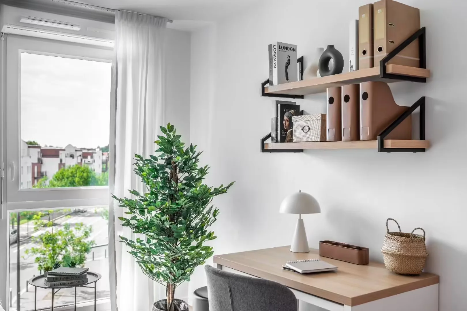 Habitación estudiantil luminosa y aireada con fácil acceso a la universidad en 