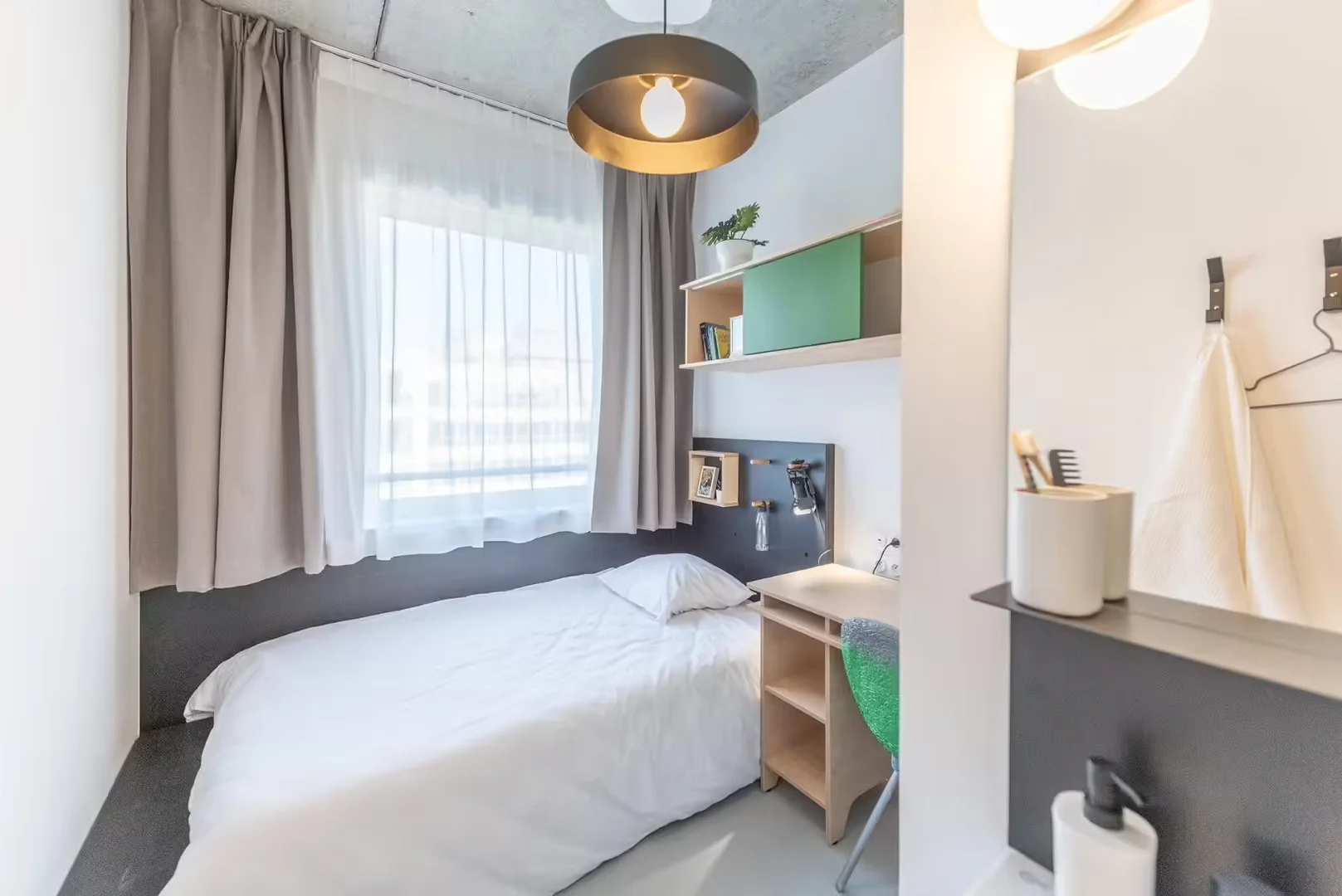 Helles und luftiges Studentenzimmer mit einfachem Zugang zur Universität in 