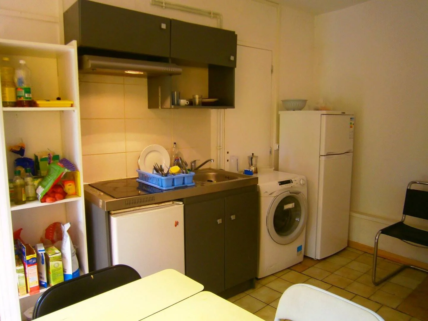 Habitación estudiantil funcional perfecta para estudiar en 