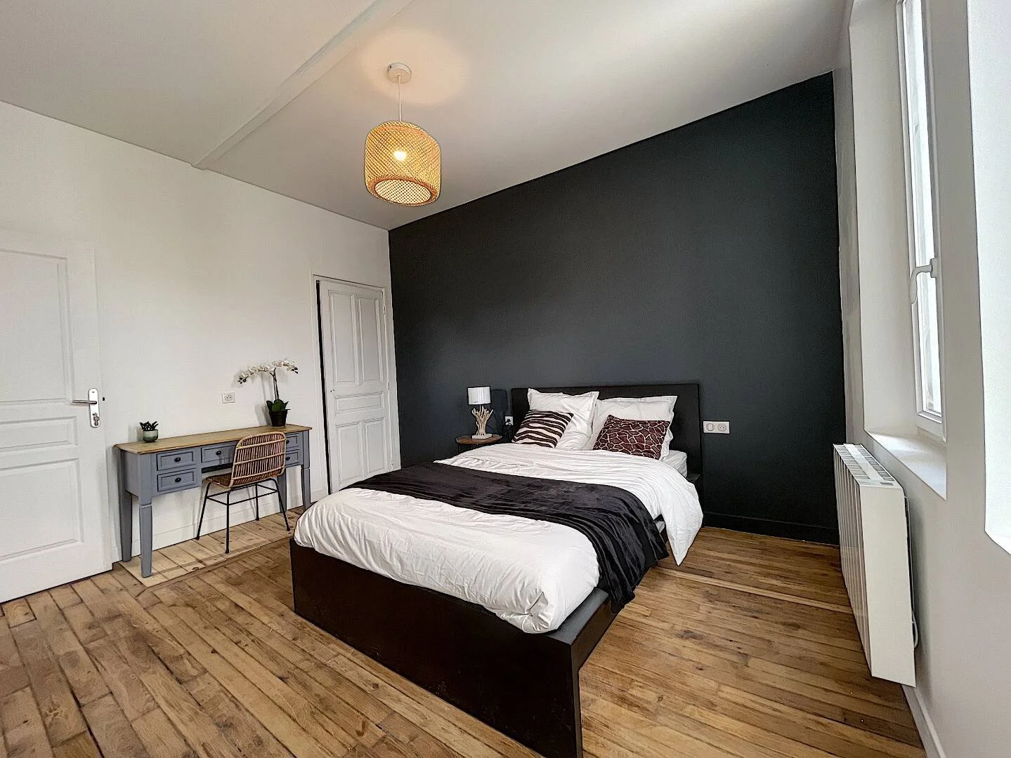 Habitación estudiantil funcional perfecta para estudiar en 