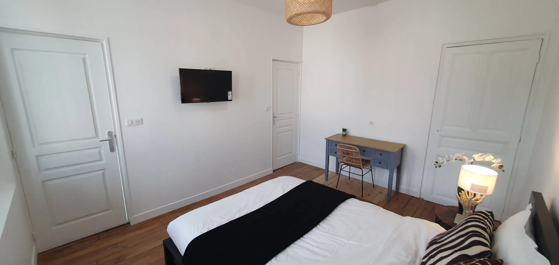 Habitación estudiantil luminosa y aireada con fácil acceso a la universidad en 