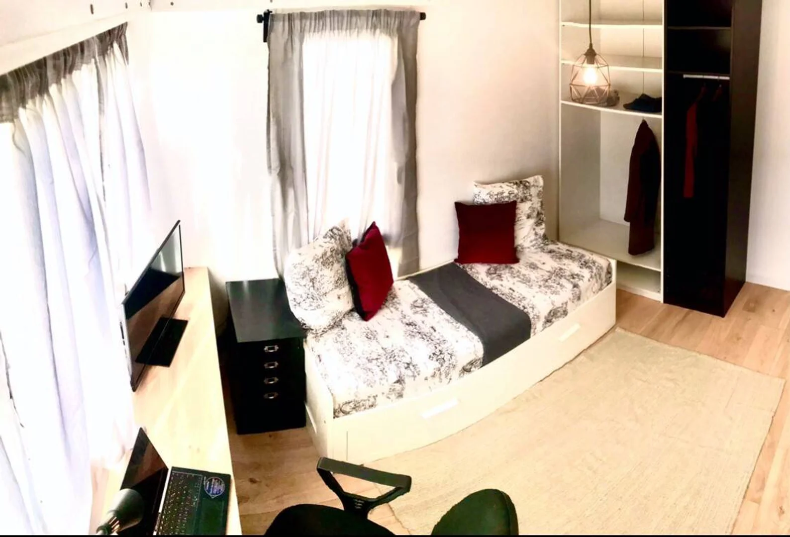 Chambre d'étudiant lumineuse et aérée avec accès facile à l'université dans 