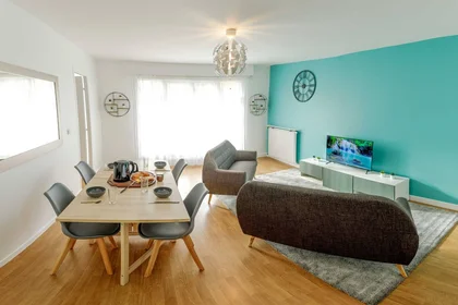 Quarto para alugar com cama de casal em {area}