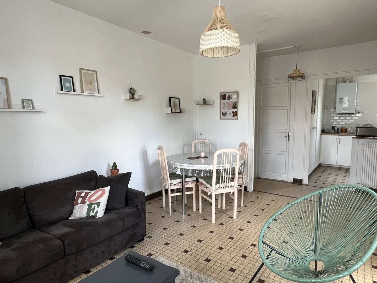 Chambre confortable pour étudiants disponible dans 
