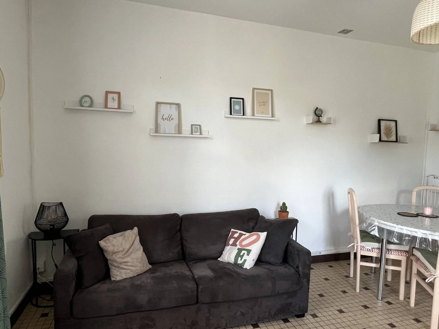 Chambre d'étudiant à  avec espace d'étude et installations communes