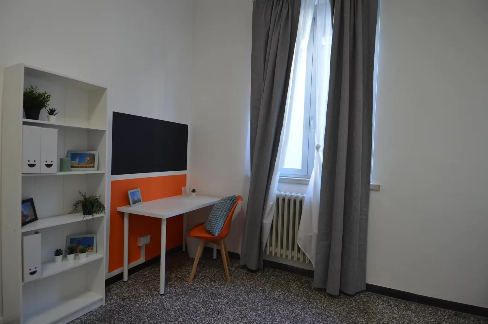 Habitación estudiantil económica cerca del campus en
