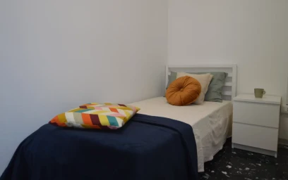 {area} de ortak bir dairede kiralık oda