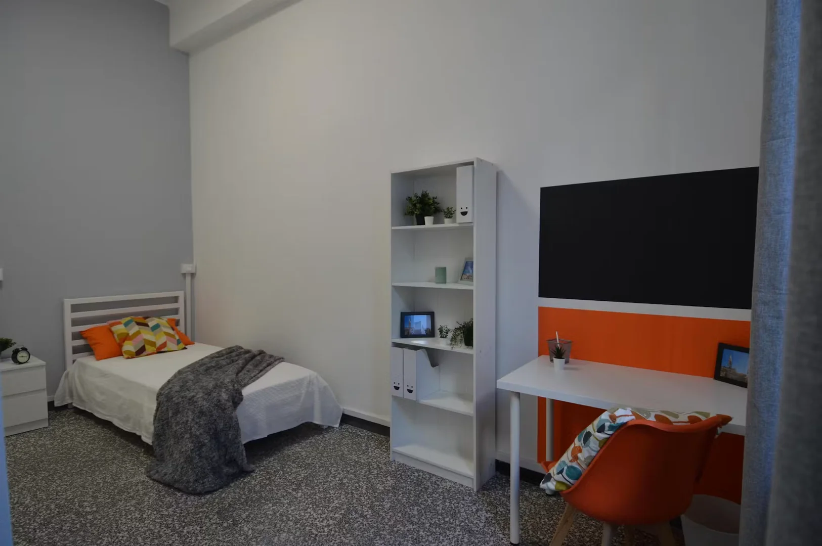 Habitación para estudiantes en con área de estudio y facilidades compartidas