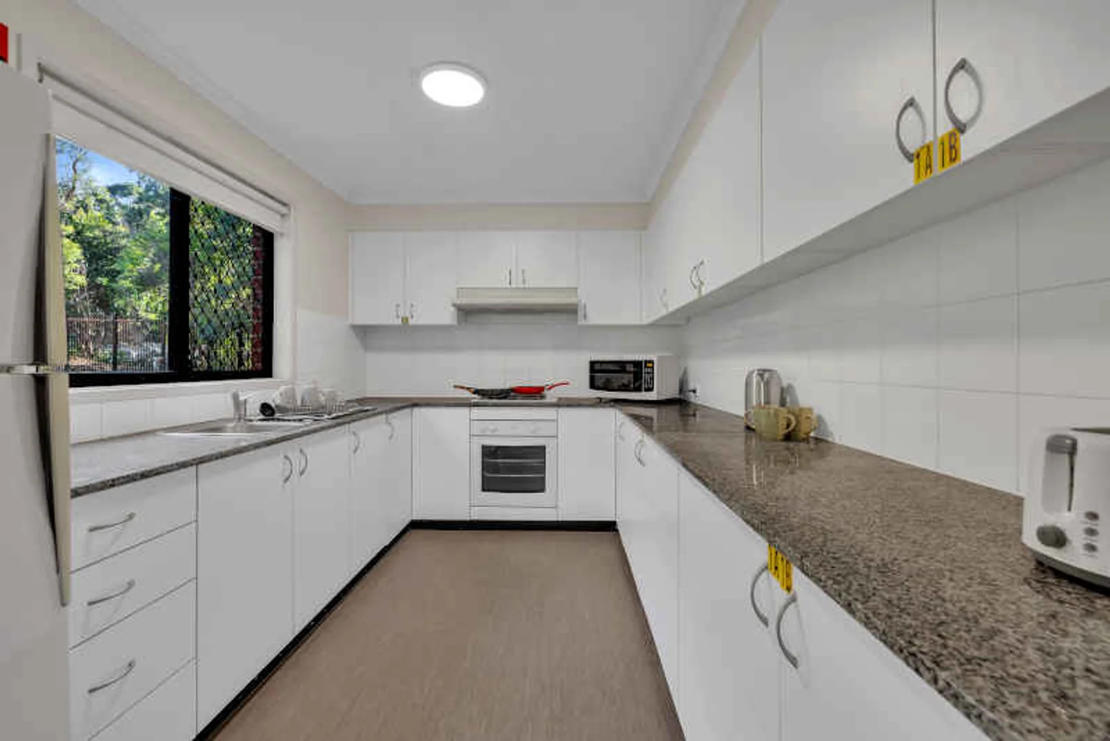 Habitación para estudiantes en  con área de estudio y facilidades compartidas