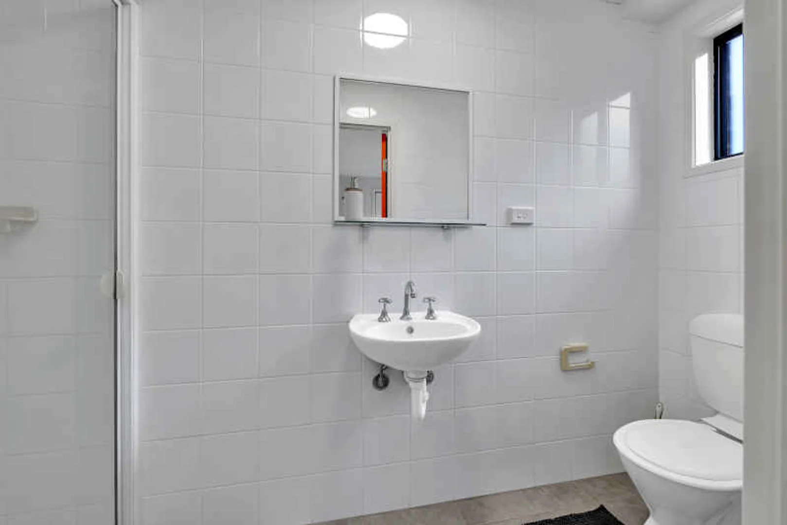 Habitación estudiantil funcional perfecta para estudiar en