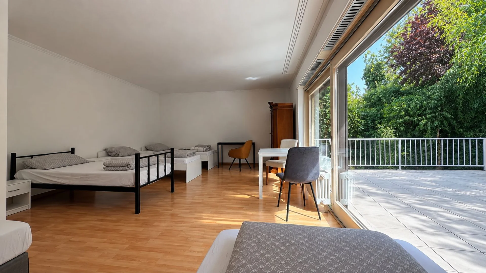 Zimmer in Studentenwohnung in zu vermieten, voll möbliert