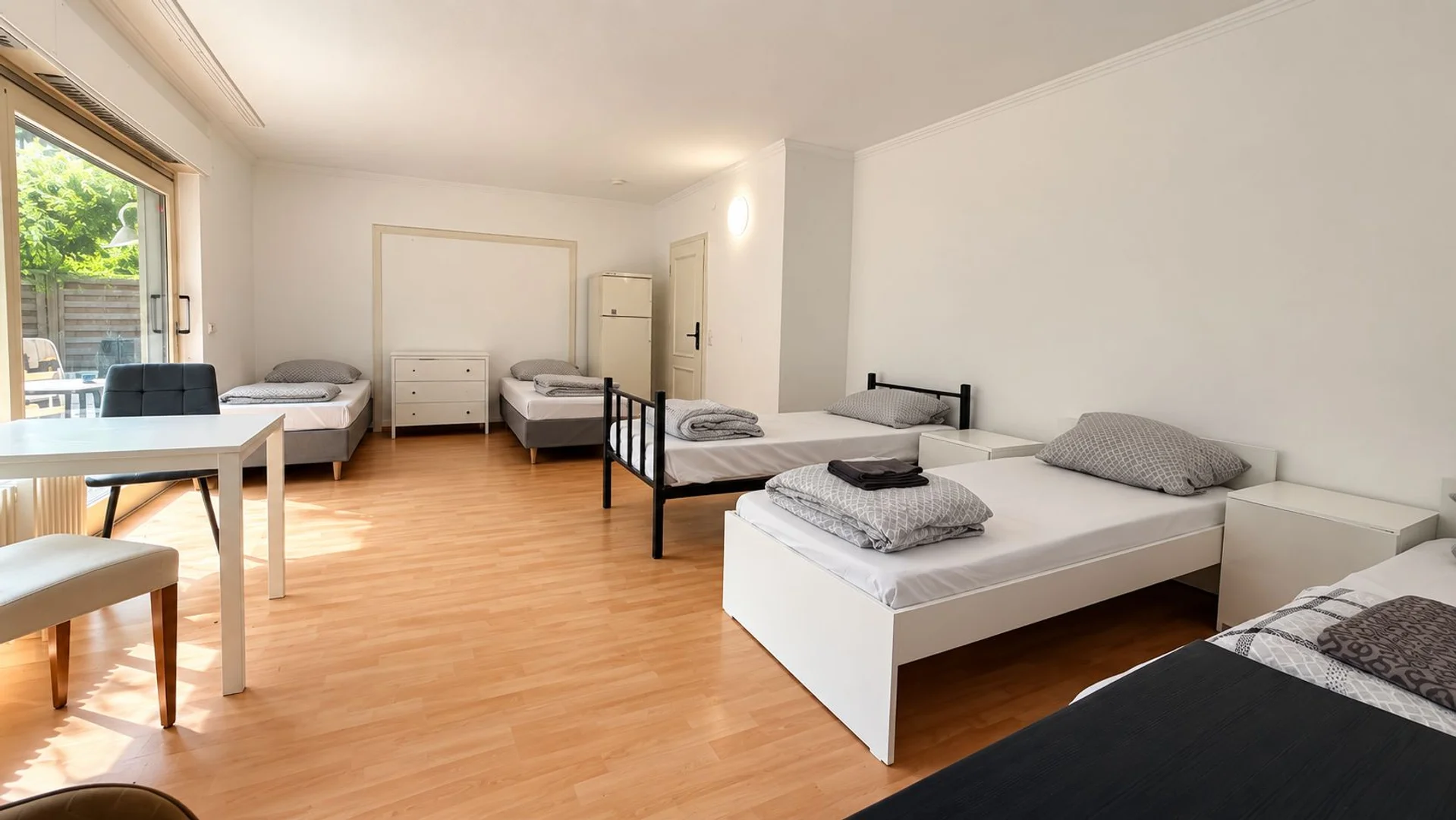 Bezahlbares Zimmer für Studenten mit ausreichender Beleuchtung in
