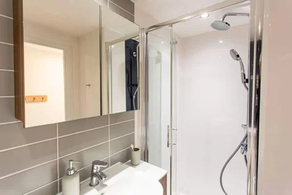 Habitación privada en residencia en Walnut Tree Cl, Guildford GU14JF, United Kingdom , imagen 2 de 40