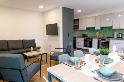 Habitación privada en residencia en Walnut Tree Cl, Guildford GU14JF, United Kingdom , imagen 6 de 40