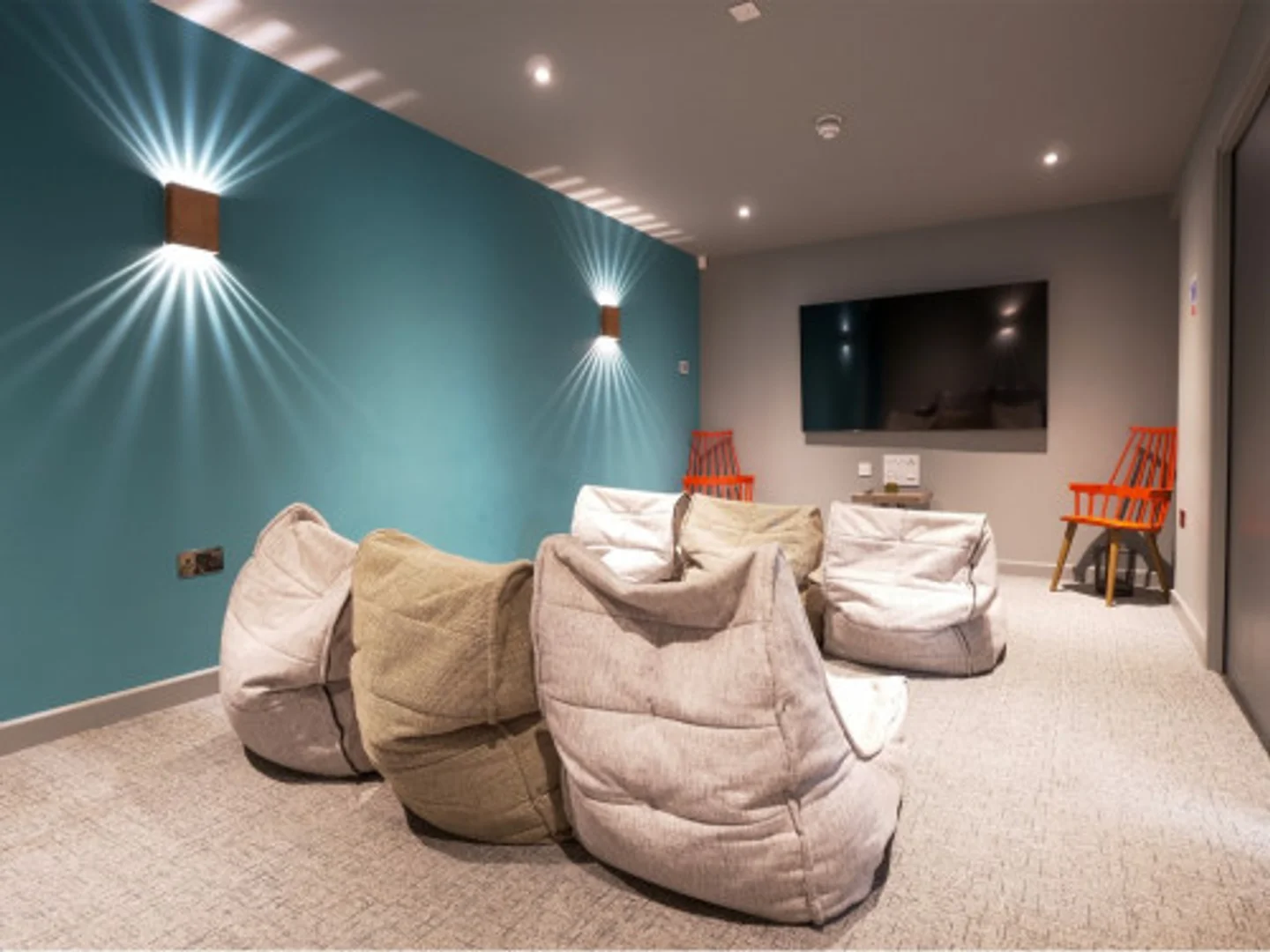 Quarto para alugar em apartamento de estudantes em , totalmente mobilado