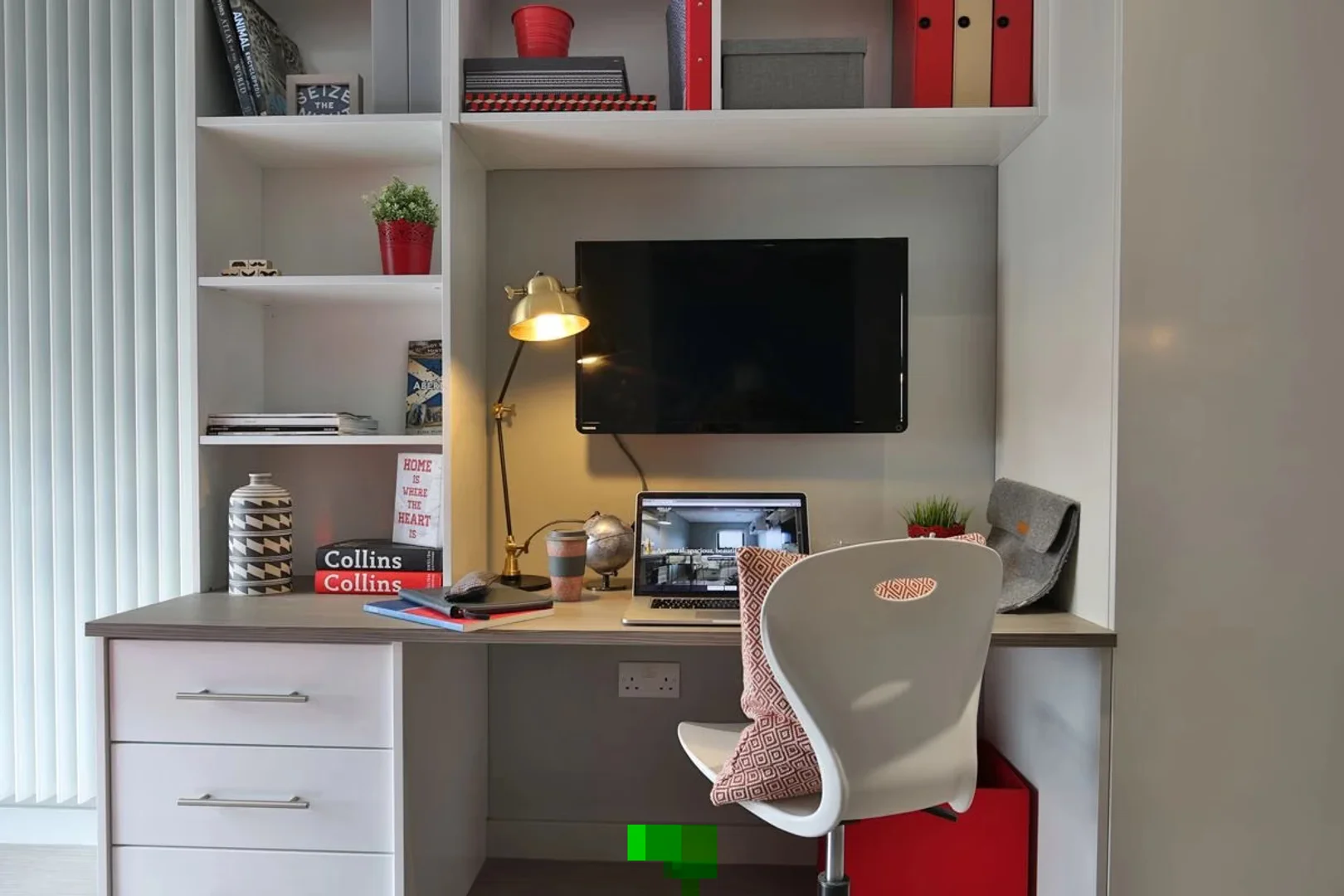 Studentenzimmer in  mit Arbeitsbereich und Gemeinschaftseinrichtungen